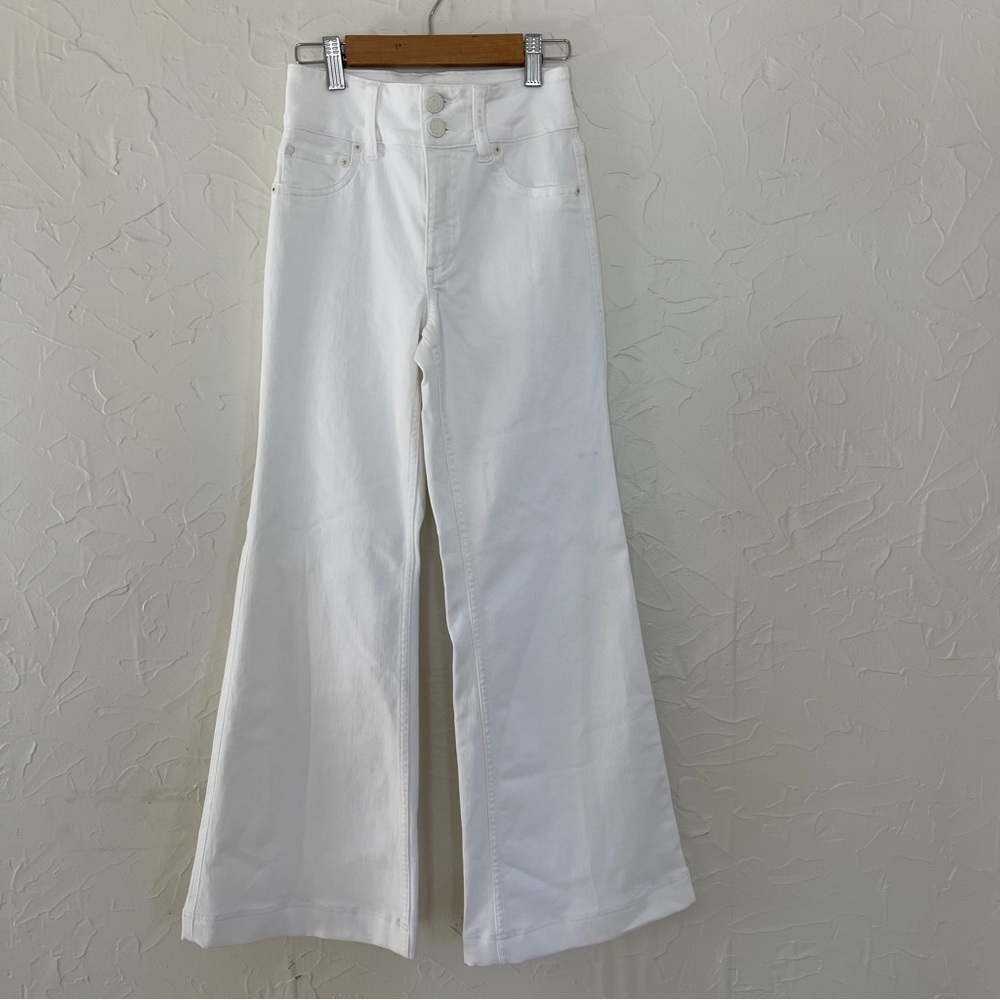 Alice + Olivia White Jeans. Size 24. Flared.